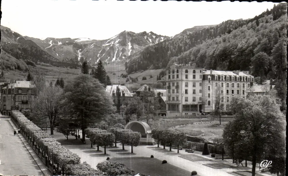 Mont-Dore - Der Park und das Hotel des Sapins — Verlag C.A.P. Réal-Photo - Vorderseite