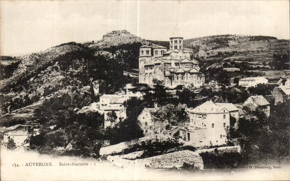 Saint-Nectaire — Vista do vilarejo e da igreja — G. Delaunay, Suce - Frente