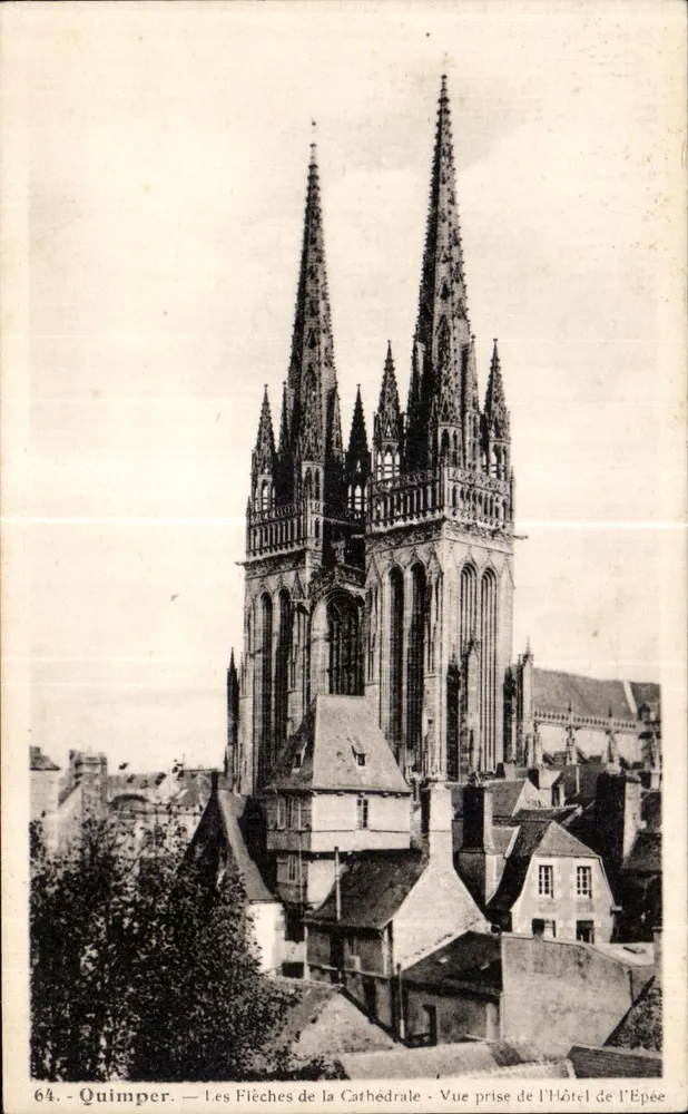 Quimper — Die Kirchtürme der Kathedrale — Ansicht vom Hôtel de l'Épée - Vorderseite