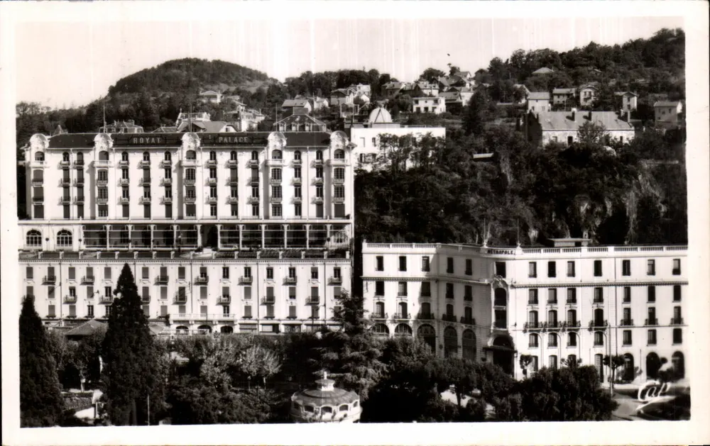 Royat - Vista dos grandes hotéis — Palácio Real — editor REAL-PHOTO, n°39 - Frente