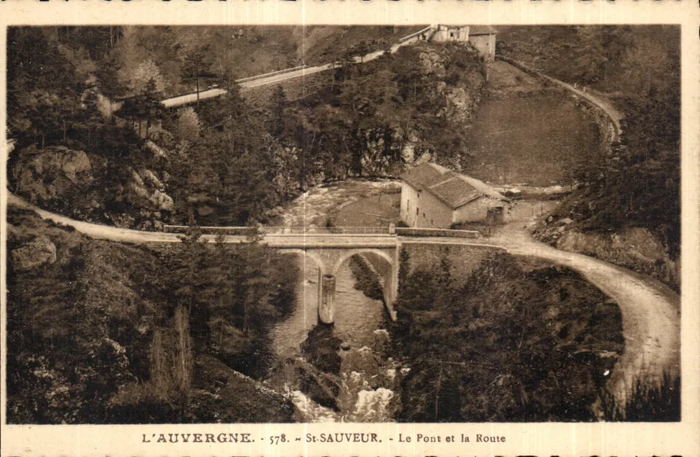 Auvergne - St-Sauveur - Die Brücke und die Straße - Vorderseite