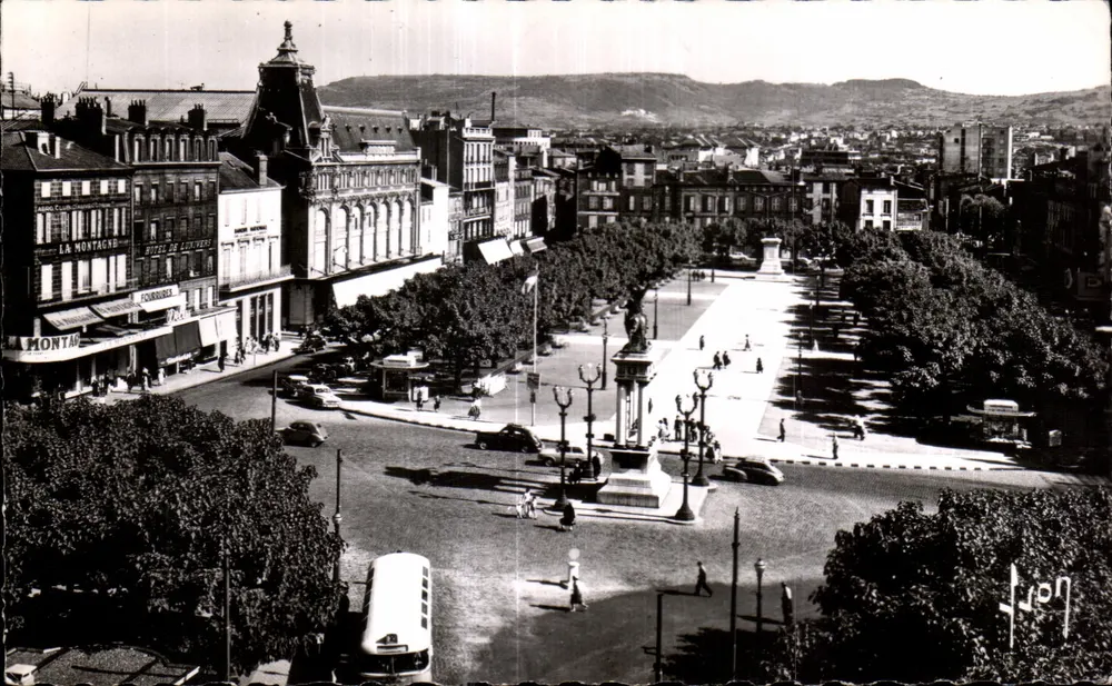 Clermont-Ferrand — Place de Jaude und Plateau de Gergovie — Verlag: Art Imp. P. Thurgez - Vorderseite