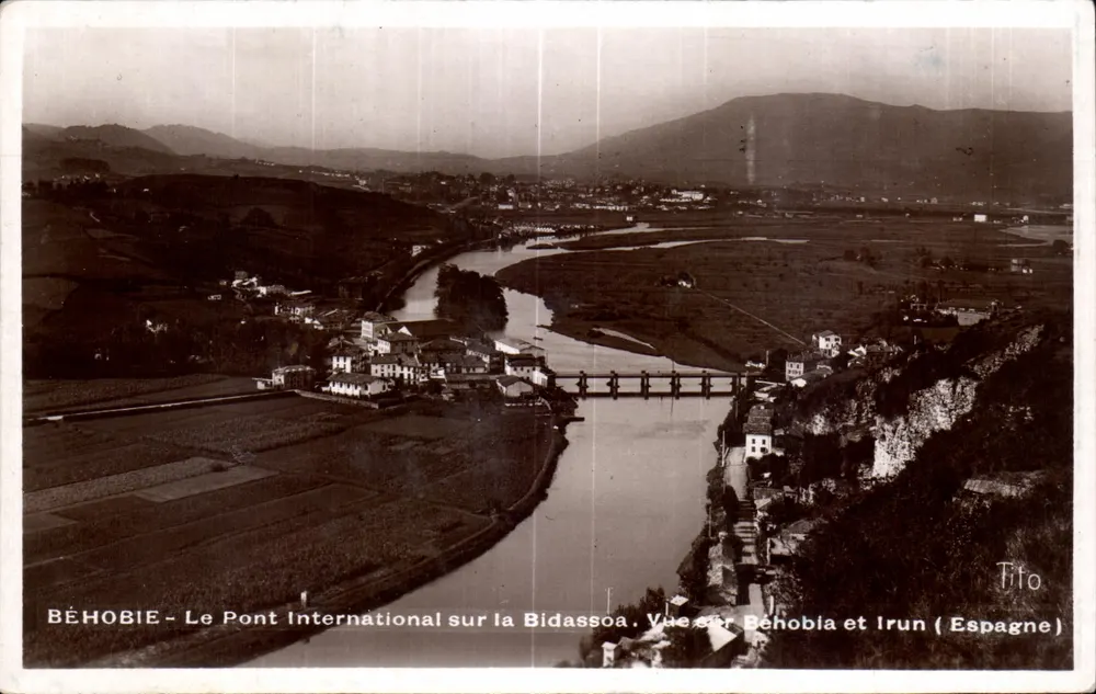Béhobie - Der internationale Brücke über die Bidassoa. Ansicht von Béhobie und Irun (Spanien) — Tito - Vorderseite