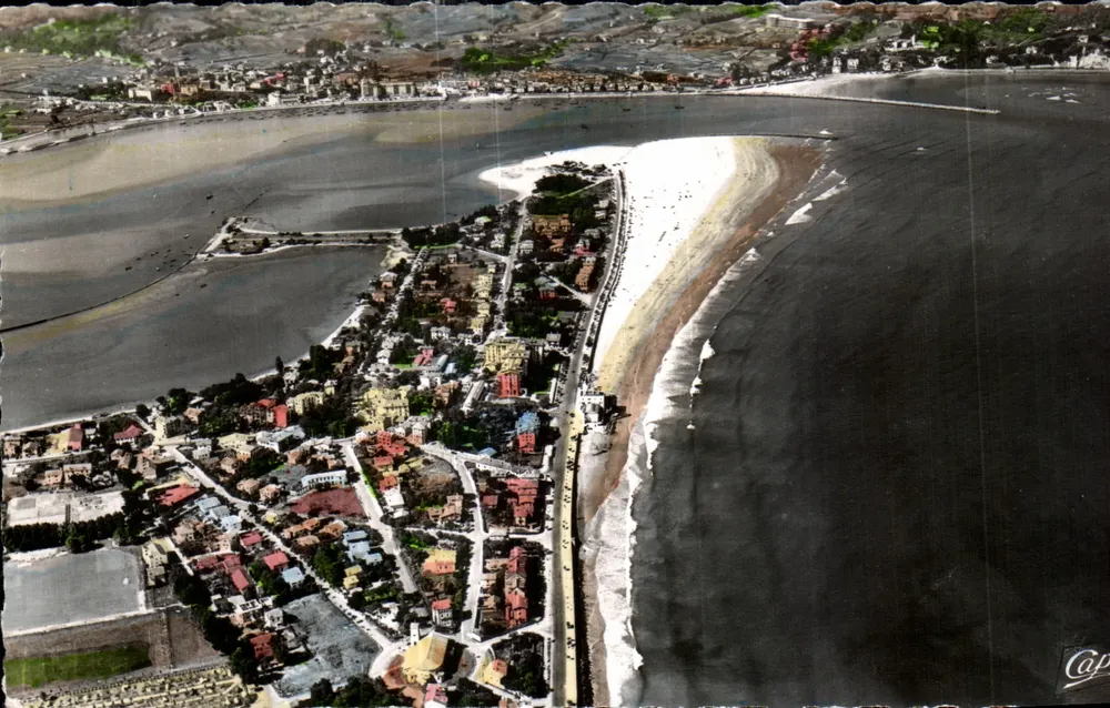 Luftaufnahme der französisch-spanischen Grenze in Hendaye — Cliché Robert Durandaud — CAP Photo - Vorderseite