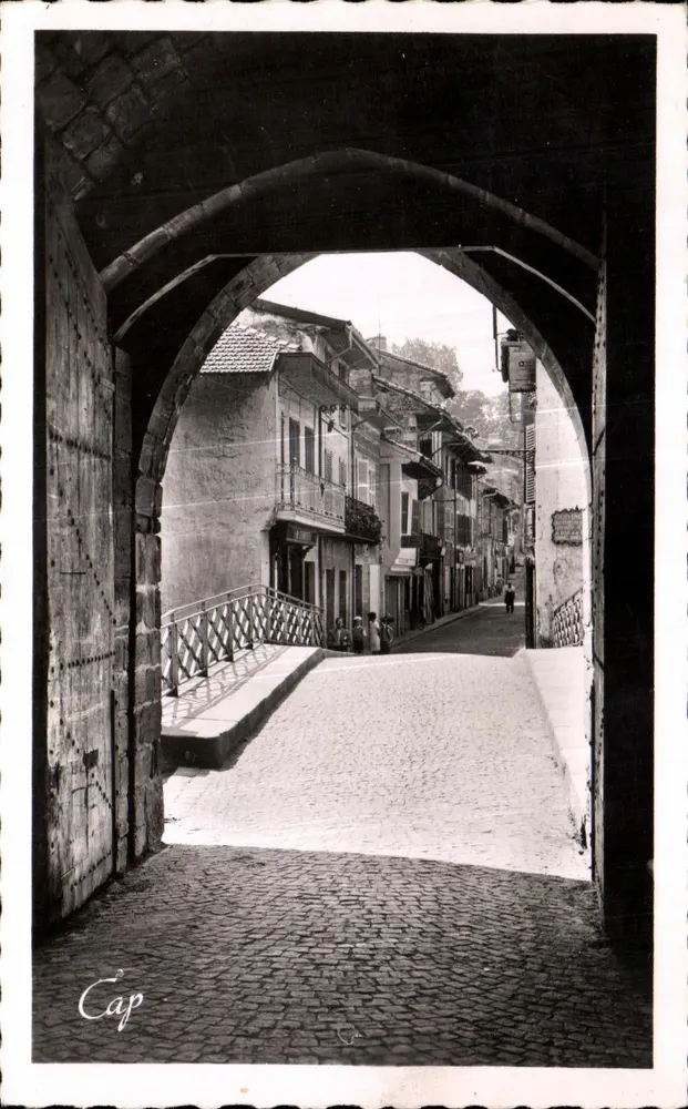 Saint-Jean-Pied-de-Port — Tor und Straße nach Spanien — Cie des Arts Photographiques - Vorderseite
