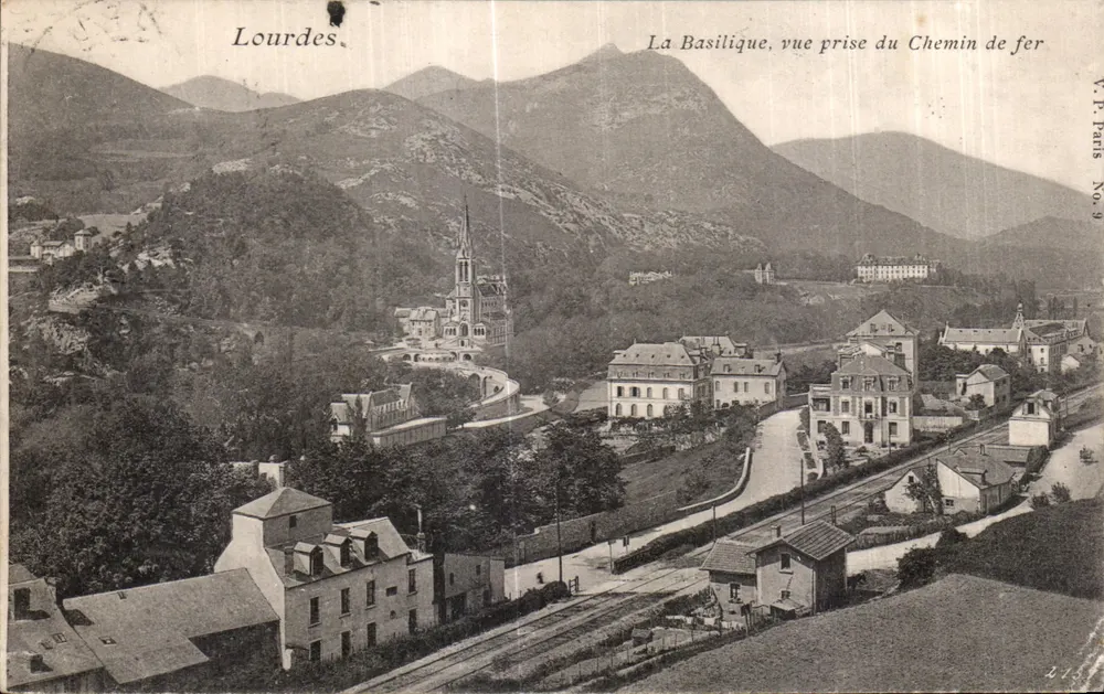 Lourdes — Die Basilika, Aufnahme vom Schienenweg — V.P. Paris Nr. 9 - Vorderseite