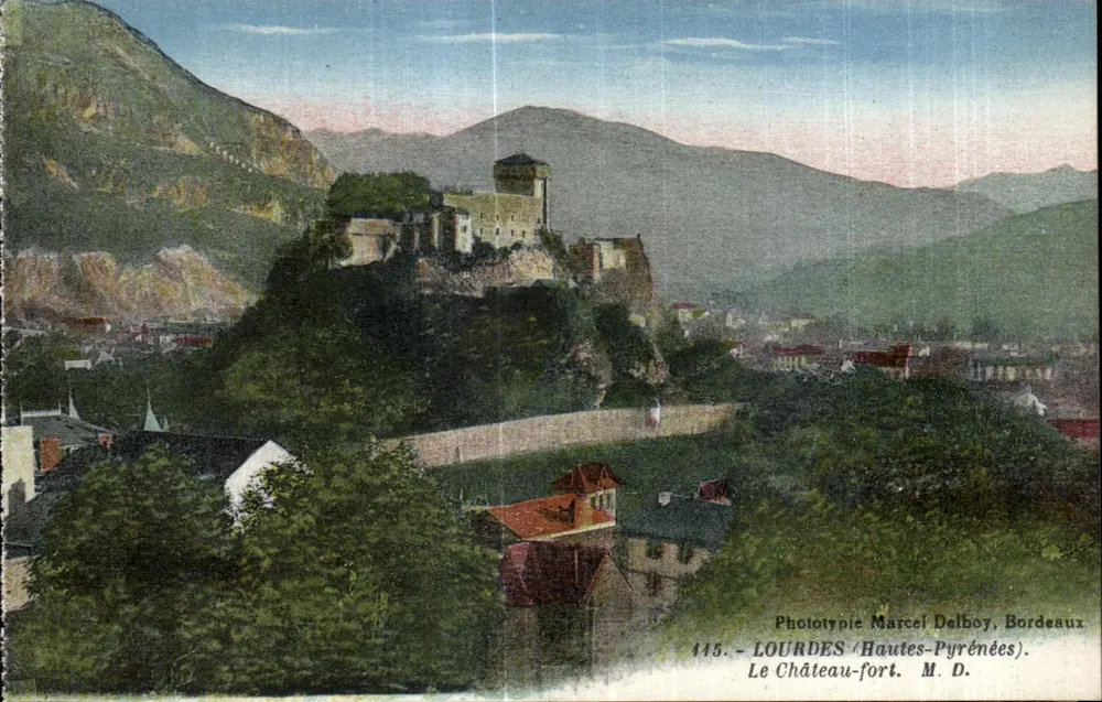 Lourdes (Hautes-Pyrénées) — Das Schlossfestung — Phototypie Marcel Delboy, Bordeaux, n° 445 - Vorderseite