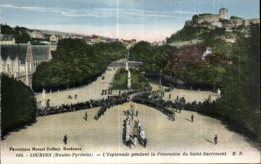 Lourdes (Hautes-Pyrénées) — Die Esplanade während der Prozession des Heiligen Sakraments — Phototypie Marcel Delboy, Bordeaux, n° 104 - Vorderseite