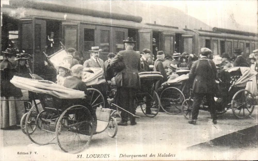 Lourdes — Aankomst van zieken — Uitgave F.V. n°81 - Voorkant
