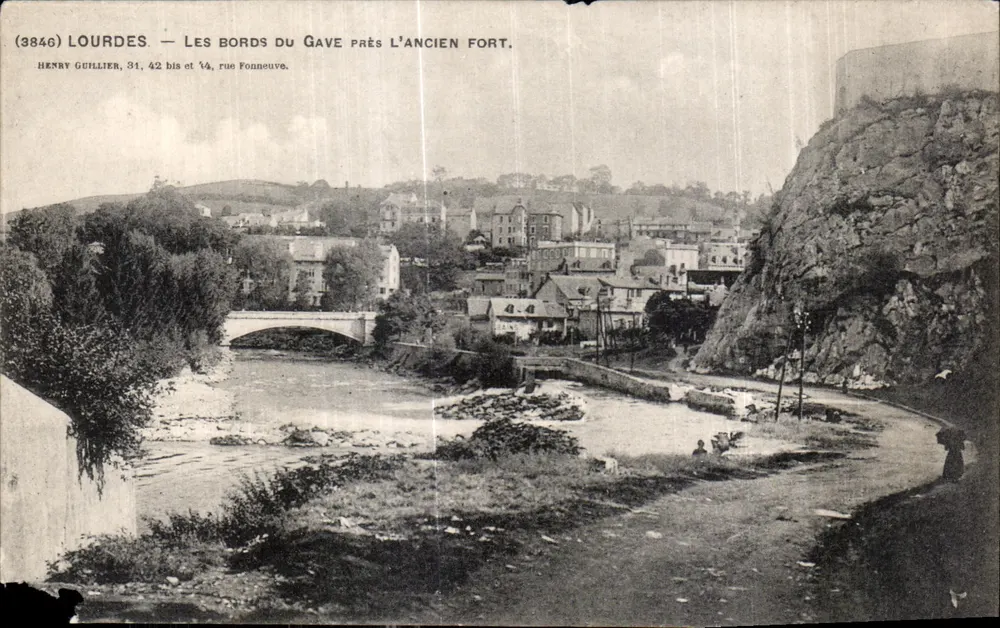 Lourdes — Die Ufer des Gave nahe dem alten Fort — Henry Guillier, 31, 42 bis und 44, rue Fonneuve - Vorderseite