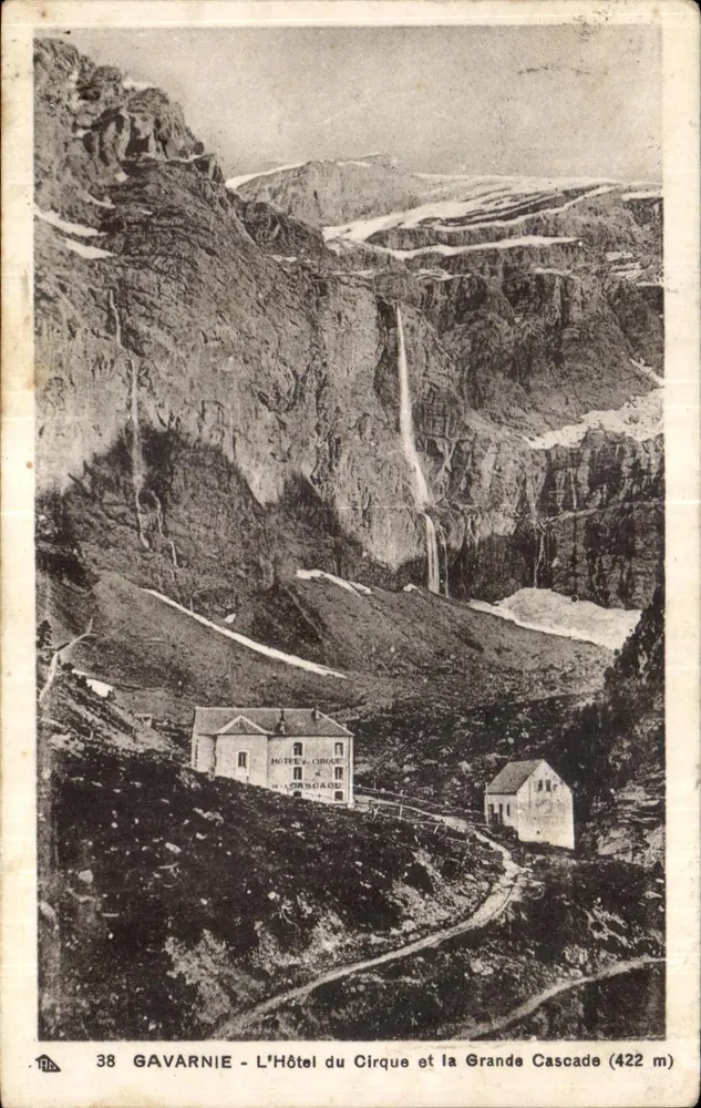 GAVARNIE - Das Hotel du Cirque und die Grande Cascade (422 m) — Verlag: G. Des Arts Photomécanique, Strasbourg-Schiltigheim, Nr. 38 - Vorderseite