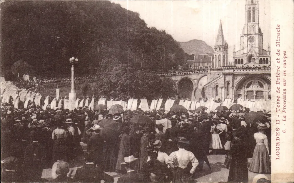Lourdes - Die Prozession auf den Rampen - Land der Gebete und Wunder - Vorderseite