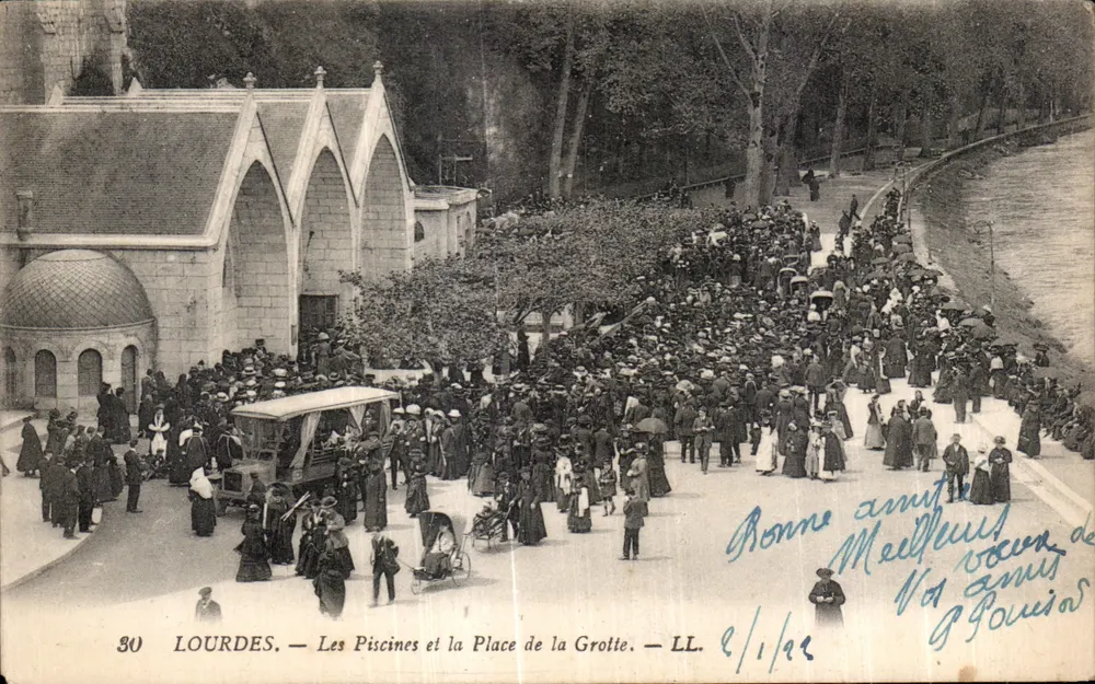 Lourdes — Die Pools und der Place de la Grotte — LL - Vorderseite