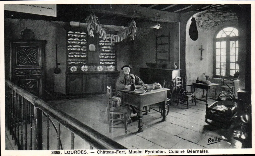Lourdes — Château-Fort, Musée Pyrénéen. Béarnische Küche. - Vorderseite