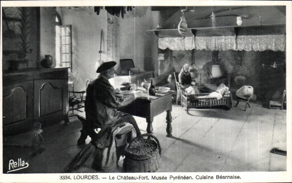 Lourdes — Das Schloss-Fort. Pyreneen-Museum. Béarnische Küche. - Vorderseite