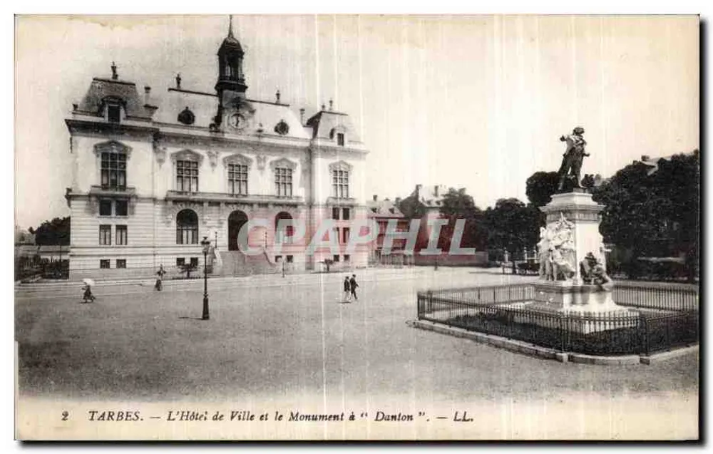 Tarbes — Das Rathaus und das Denkmal für Danton — LL. - Vorderseite