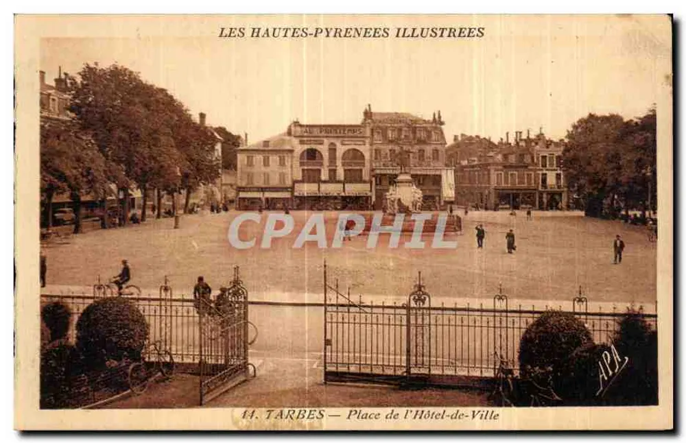 Tarbes — Place de l'Hôtel-de-Ville — éditeur Les Hautes-Pyrénées Illustrees, n°14 - Vorderseite