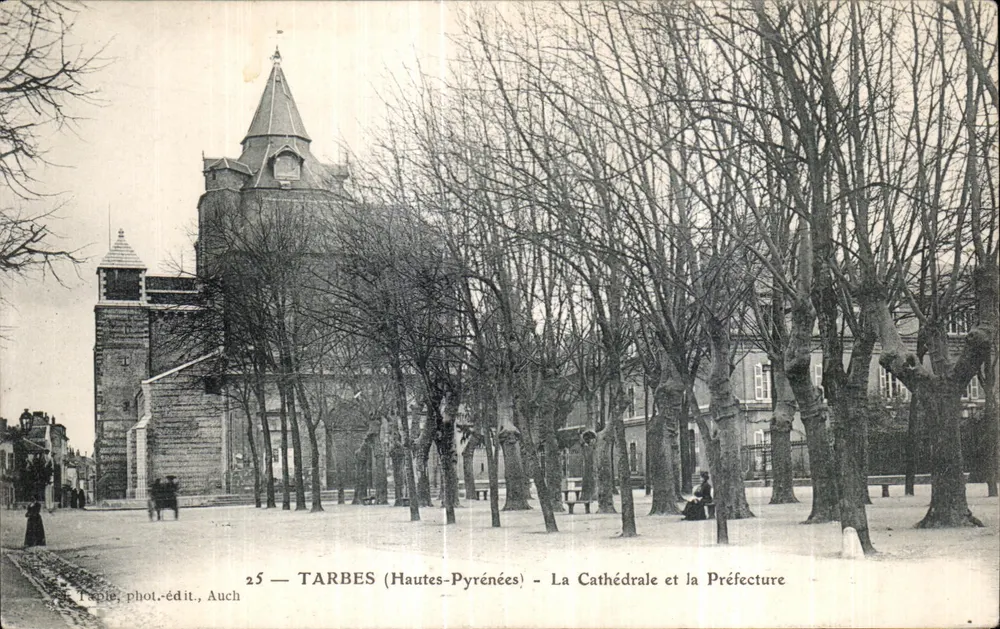 Tarbes (Hautes-Pyrénées) — Die Kathedrale und das Präfekturgebäude — phot.édit. Auch n°25 - Vorderseite