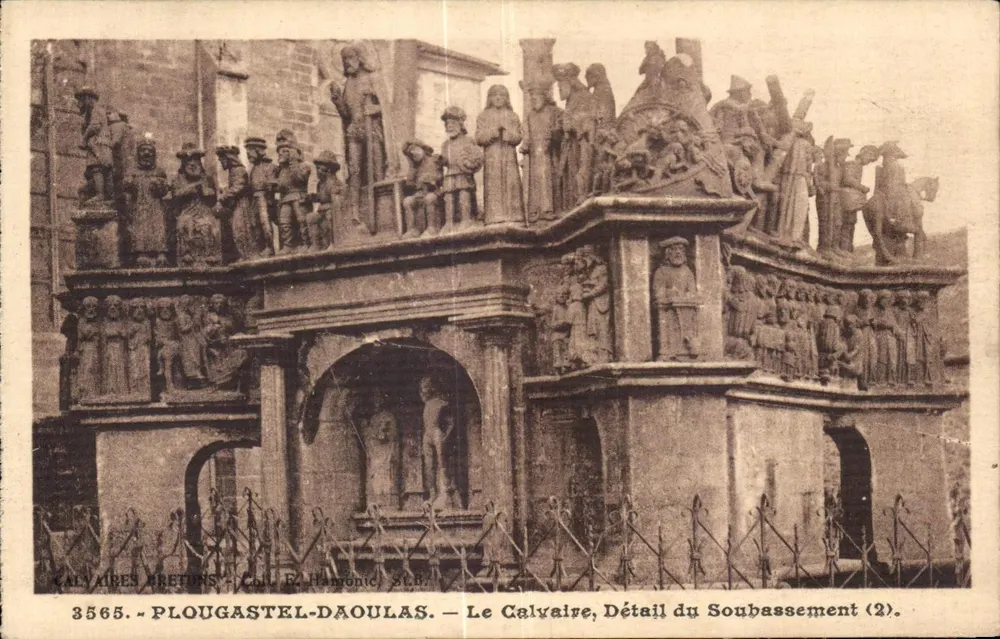PLOUGASTEL-DAOULAS — Der Calvarienberg, Detail der Grundplatte (2) — Verlag E. Hamonic, Nr. 3565 - Vorderseite