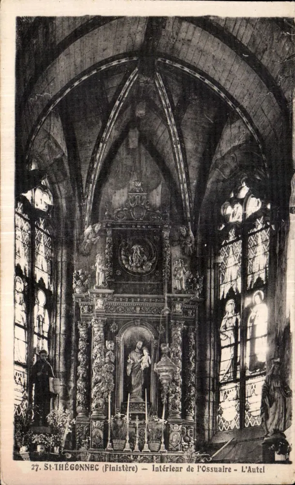 St-Thégonnec (Finistère) — Innenraum des Ossuariums — Der Altar - Vorderseite