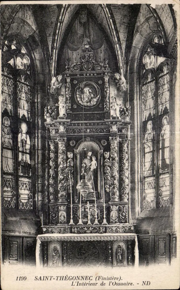 Saint-Thégonnec (Finistère) — Innenansicht des Ossuaires — ND - Vorderseite