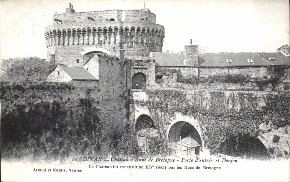 Dinan — Schloss von Anne von Bretagne - Eingangstor und Bergfried - Vorderseite