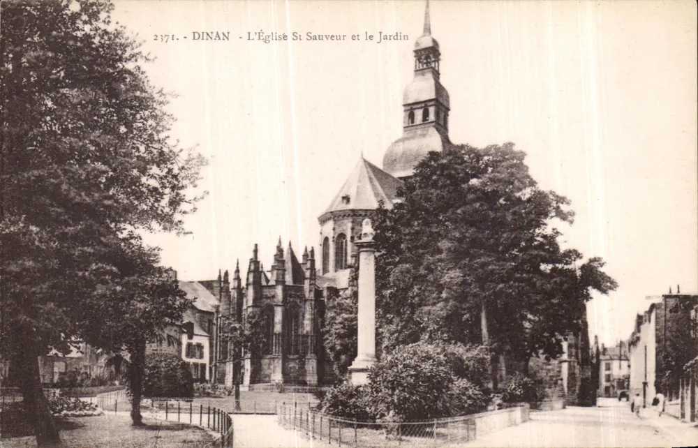 Dinan - Kirche Saint-Sauveur und Garten - Vorderseite