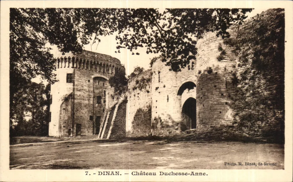 Dinan — Castelo da Duquesa Ana — Foto R. Binet, St-Brieuc - Frente
