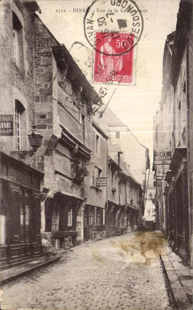 Dinan - Rue de la Condonnerie — vista da rua pavimentada com comércios — editor não identificado, n° de série 2312 - Frente