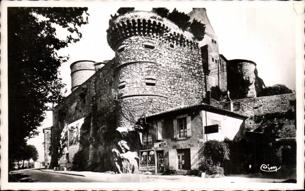 Schloss Tournon — Gedenkstein für die Toten — Cim - Vorderseite