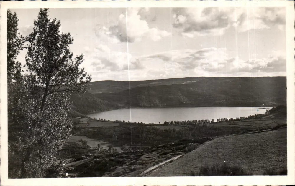 See Issarlès (Ardèche) — Panoramablick — Künstlerische Ausgabe Huard, Nr. 123 - Vorderseite