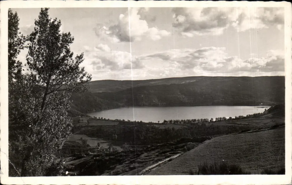 Lac d'Issarlès (Ardèche) — Vue panoramique — Édition artistique Hénon & Cie - Recto