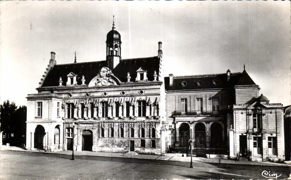Noyon (Oise) — Het Stadhuis — Fotograaf Cim - Voorkant