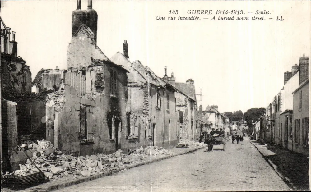 Senlis — Straße während des Krieges 1914-1915 in Flammen — LL - Vorderseite