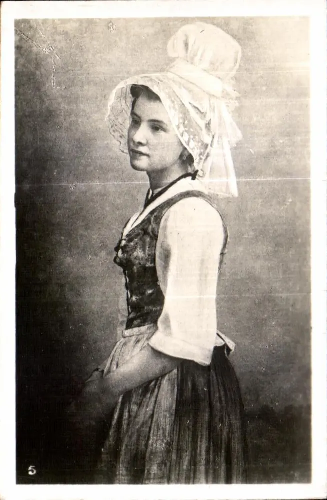 Jovem mulher em traje tradicional — retrato de estúdio — série 5 - Frente