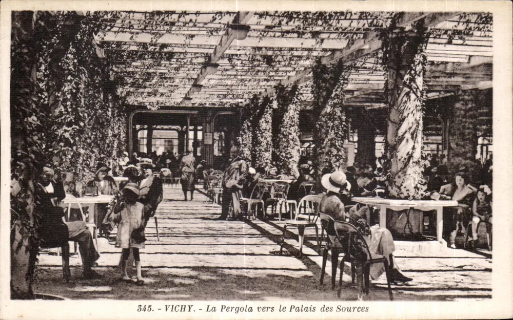 Vichy - A Pergola em direção ao Palácio das Fontes — Edição La Cigogne - Frente