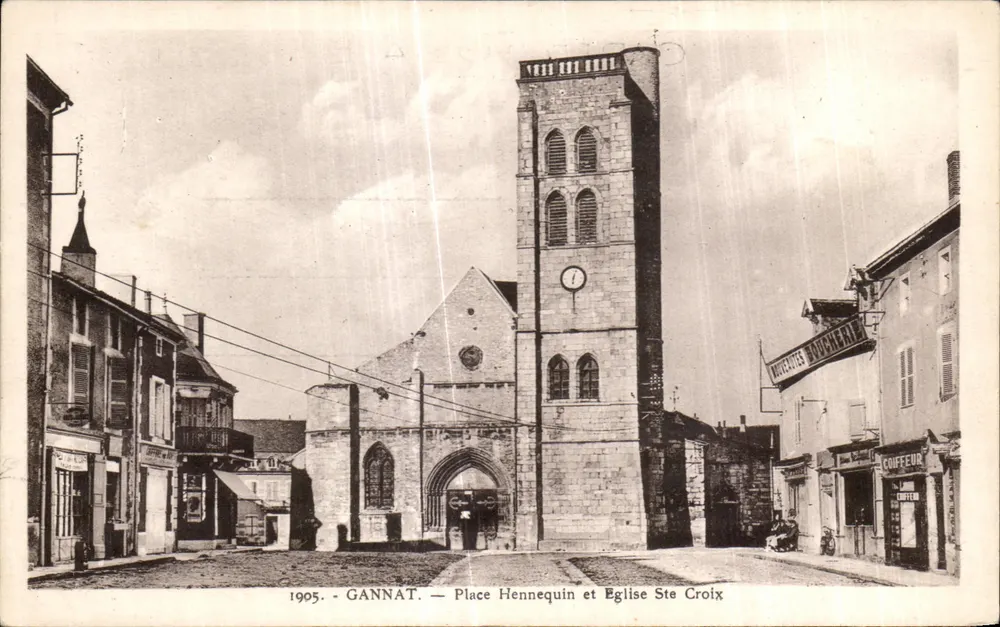 Gannat — Place Hennequin et Église Sainte-Croix — Éditeur La Cigagna, Vichy - Recto
