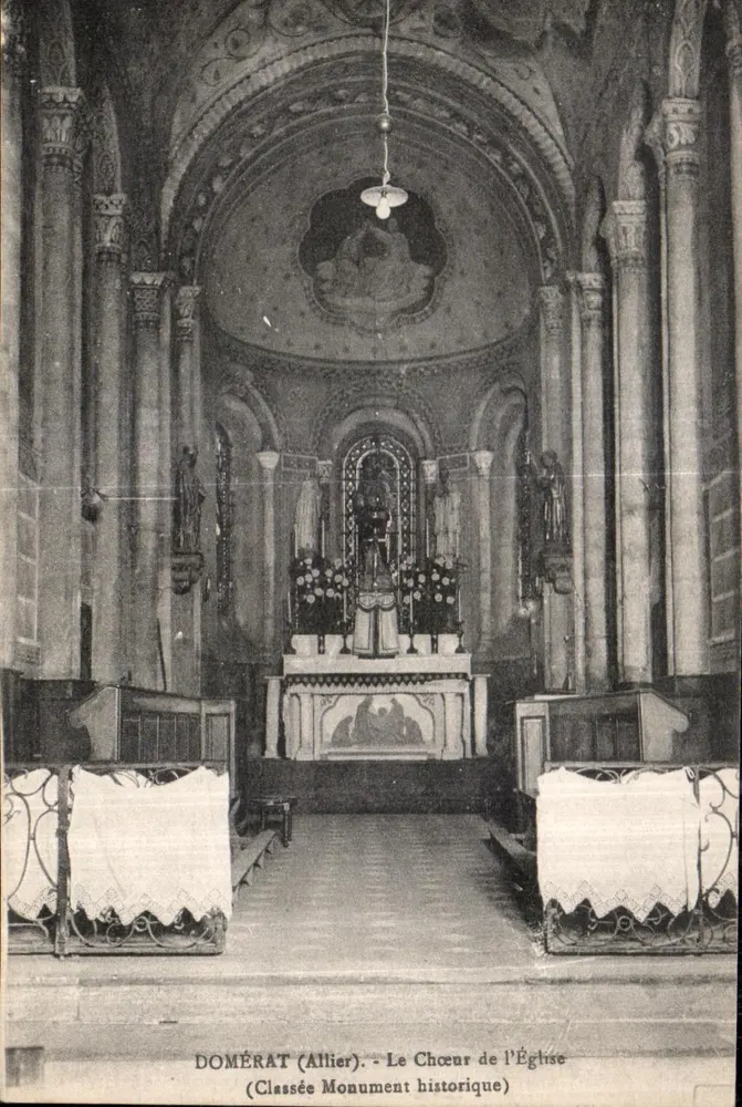 Domérat (Allier) — O Coro da Igreja — Classificada como Monumento Histórico - Frente