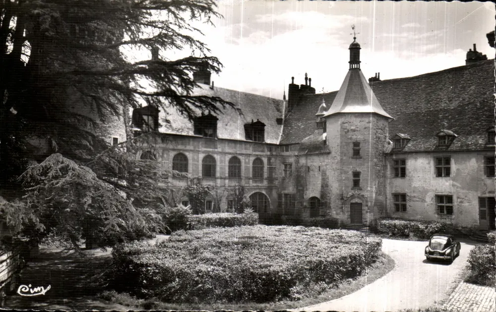 Veaucé (Allier) — Innenhof und Haupteingang des Schlosses — Comtier (S.-et-L.) - Vorderseite