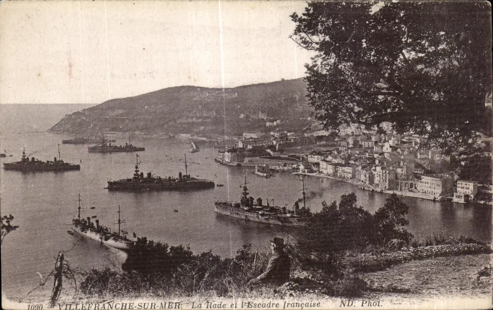Villefranche-sur-Mer — Ansicht der Bucht und der französischen Flotte — ND. Foto. - Vorderseite