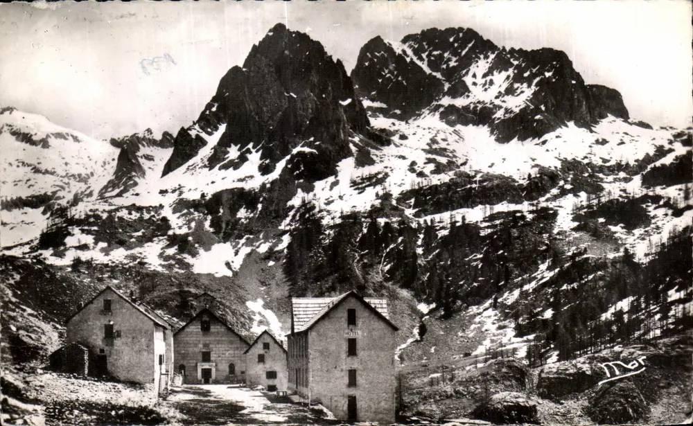 St-Martin de Vésubie — Ansicht der Häuser und schneebedeckten Berge — C. Daillein, La Suisse Niçoise - Vorderseite