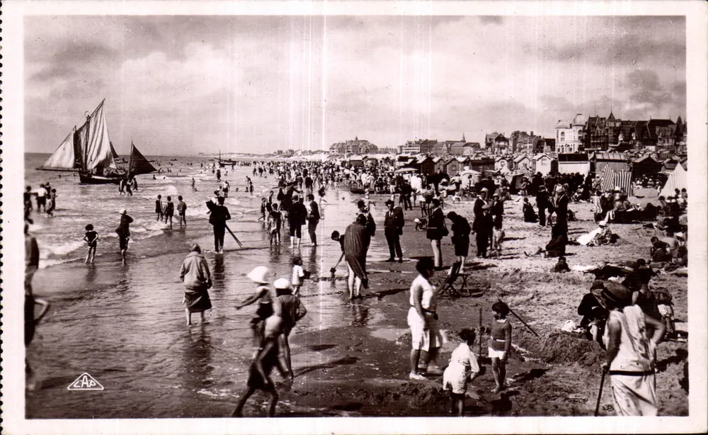 Berk-Plage — levendige strand met zeilboot — uitgever 'Real-Photo' C.A. P. Straßburg, nr. 62 - Voorkant