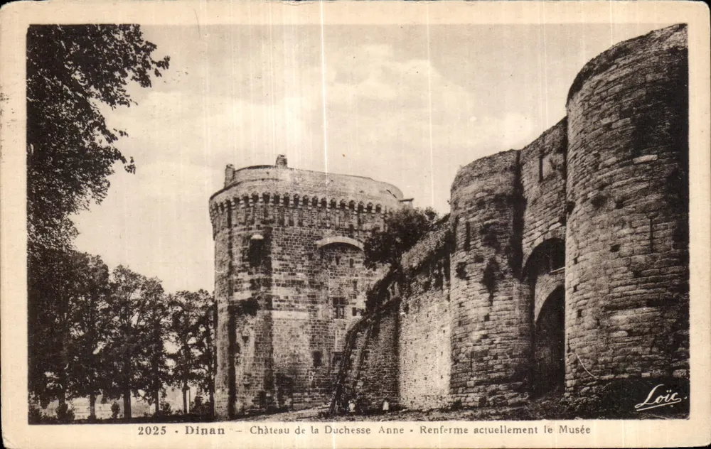 Dinan — Schloss der Herzogin Anne — Beherbergt derzeit das Museum - Vorderseite