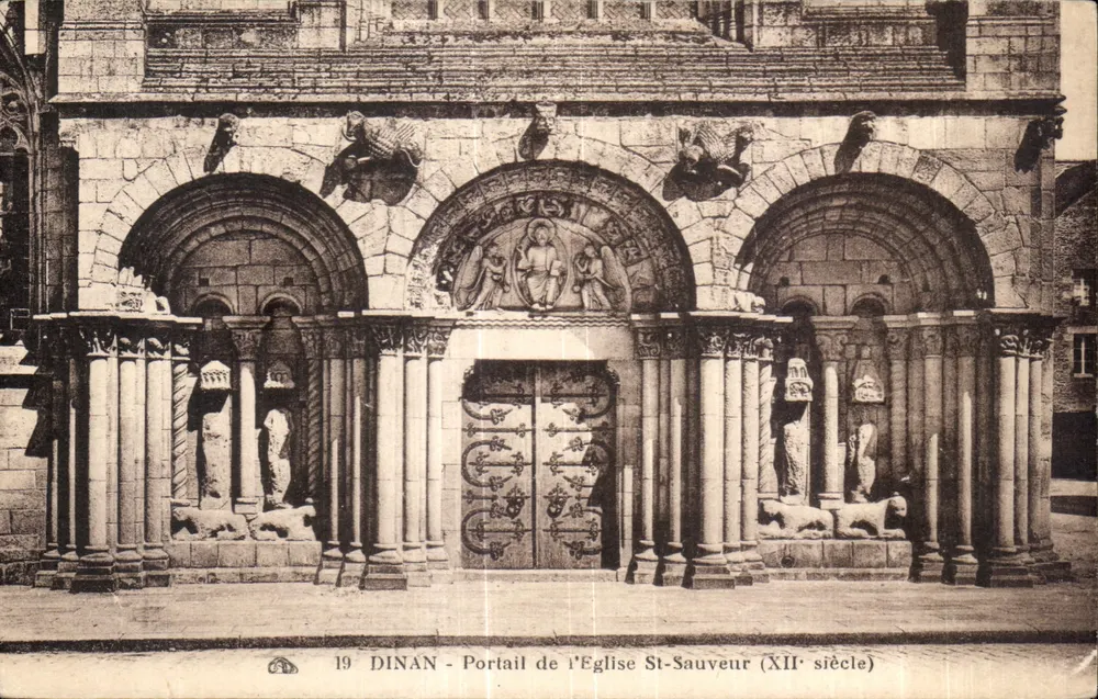 Dinan — Portal der Kirche St-Sauveur (12. Jahrhundert) - Vorderseite