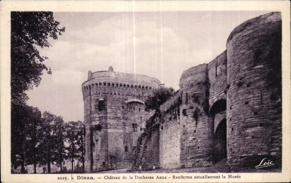 Dinan — Schloss der Herzogin Anne — Beherbergt derzeit ein Museum - Vorderseite