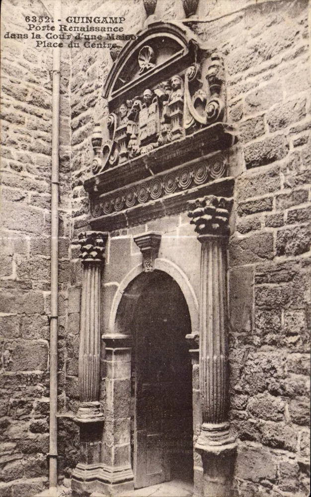 Guingamp — Renaissance-Tor in der Hofeinfahrt eines Hauses, Place du Centre - Vorderseite