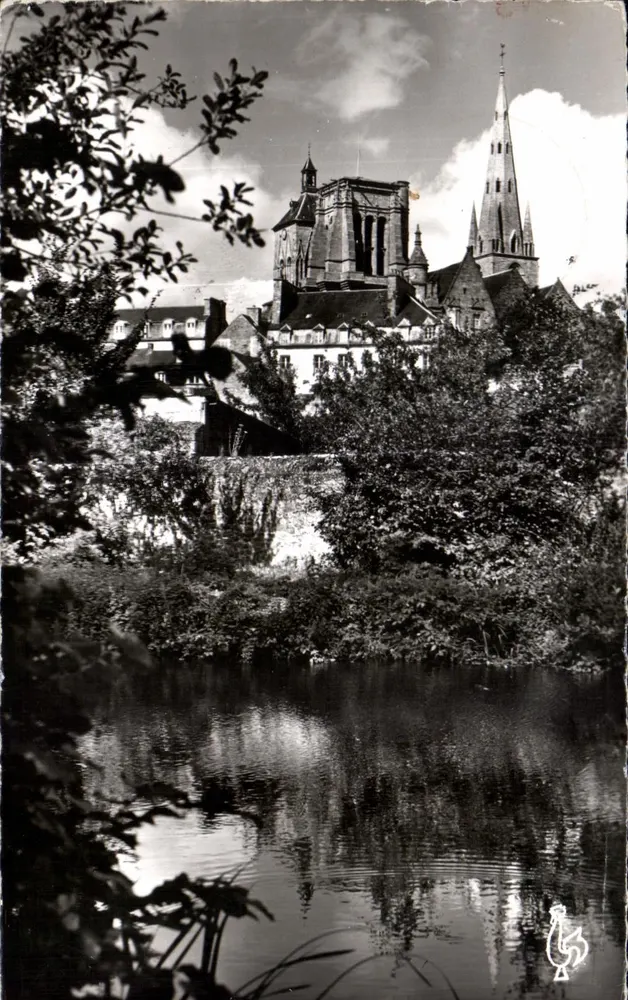 Die Basilika Notre-Dame de Bonsecours von der Trieux aus gesehen — Guingamp (C.-du-N.) — Verlag Les Tirages Modernes, Nr. 251 - Vorderseite
