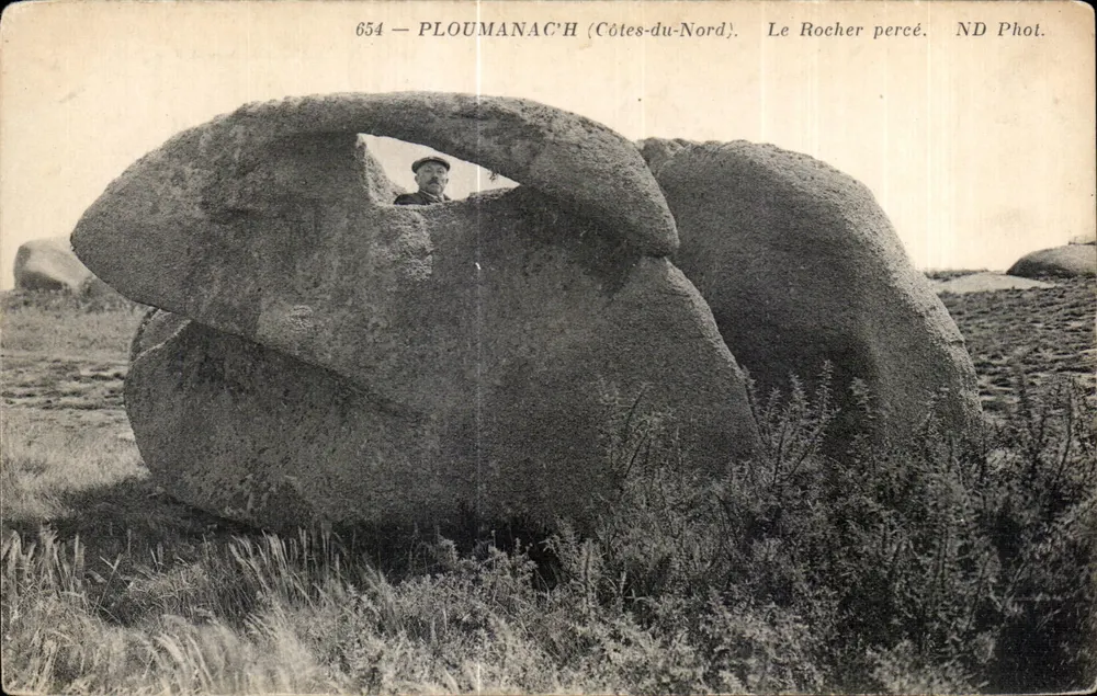 Ploumanac'h (Côtes-du-Nord) — O Rocher Percé — ND Fot. n°654 - Frente