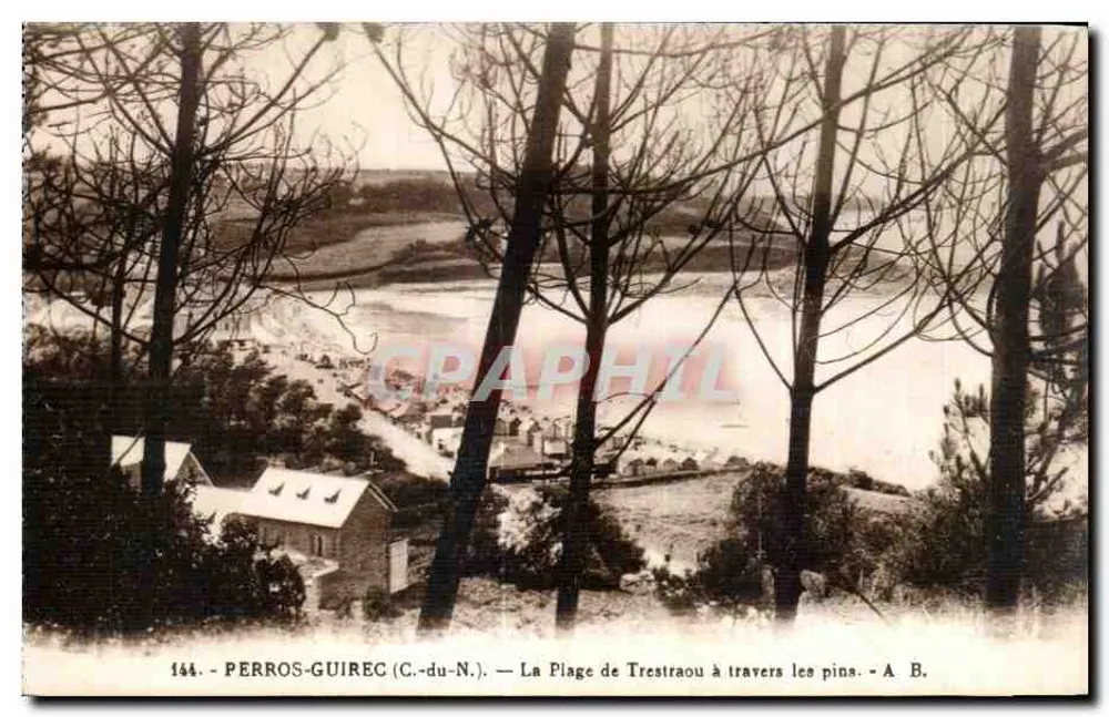 Perros-Guirec (C.-du-N.) — Ansicht der Trestraou-Strand durch die Kiefern — A. B. - Vorderseite