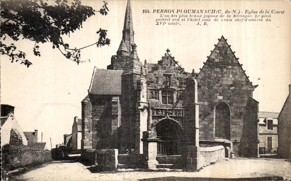 Perros-Pioumanach (C. du-N.) — Kirche der Karte — Südportal und Kirchenschiff des 16. Jahrhunderts - Vorderseite